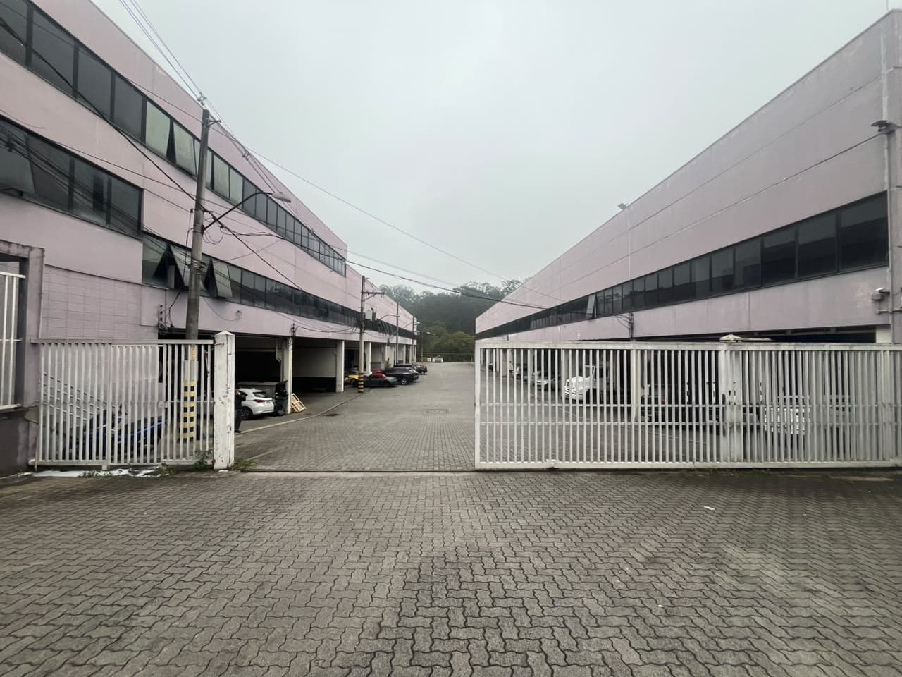 Galpão para Locação em Cotia | 1.264 m² | Pé-Direito 10 m | Condomínio Fechado