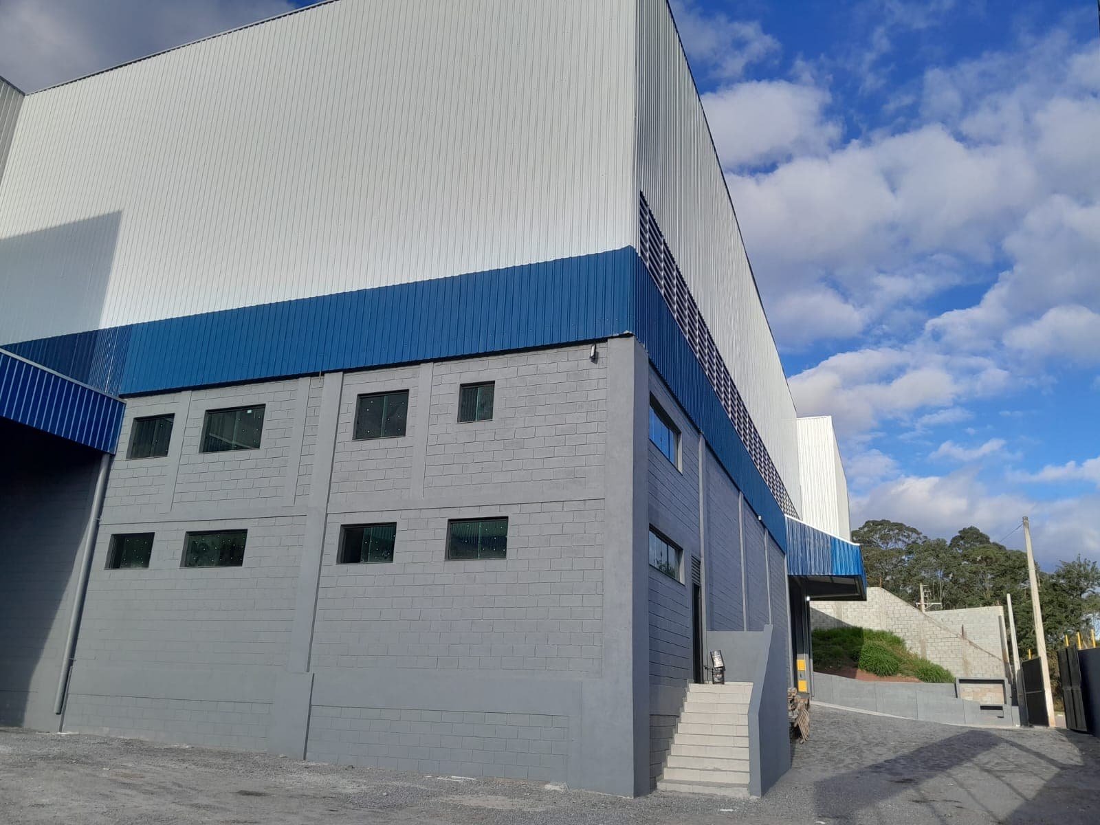 Galpão Industrial para Venda | 2.180 m² | Pé-Direito Alto de 12 m