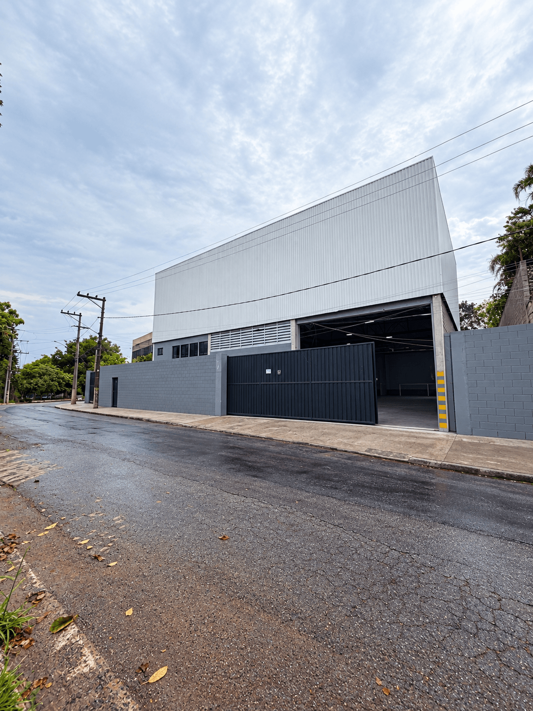 Galpão 620 m² à Venda em Itapecerica da Serra | Escritórios e Vestiários
